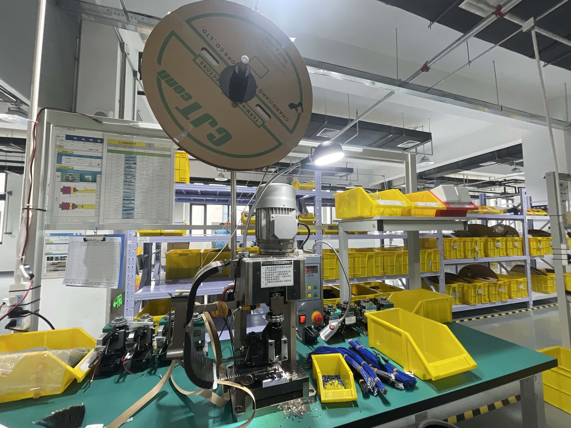 Automated terminal crimping machine ensuring IPC-620 compliant crimp quality